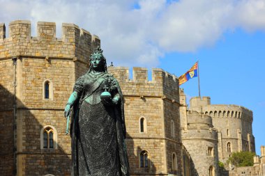 WINDSOR, UNITED KINGDOM 06 19 23: Kraliçe Victoria Windsor Kalesi 'nde İngiltere' nin Berkshire eyaletinde Windsor 'da bir kraliyet ikametgahıdır. İngiliz kraliyet ailesi ile güçlü bir şekilde ilişkilidir.