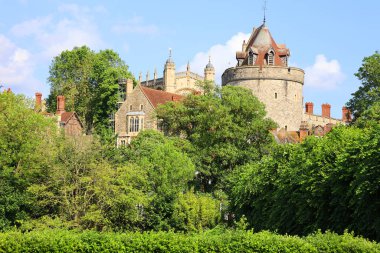 WINDSOR, UNITED KINGDOM 06 19 2023: Windsor Castle, İngiltere 'nin Berkshire eyaletinin Windsor şehrinde bulunan kraliyet konutudur. İngiliz kraliyet ailesi ve diğer İngiliz kraliyet ailesi ile güçlü bir şekilde ilişkilidir.