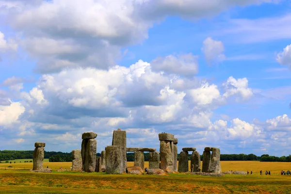 巨石阵是威尔特郡索尔兹伯里平原的一座史前纪念碑 它由一个垂直的石匠立柱的外圈组成 里面是一个小蓝宝石环 — 图库照片