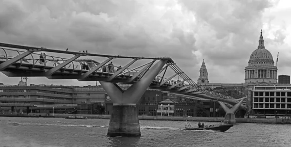 London United Kingdom 2023 Millenium Bridge Typical Cloudy Day London — Stock Photo, Image