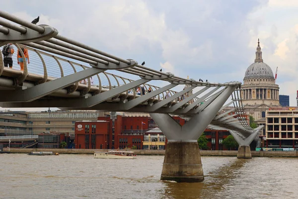 Londres Reino Unido 2023 Puente Del Milenio Típico Día Nublado — Foto de Stock