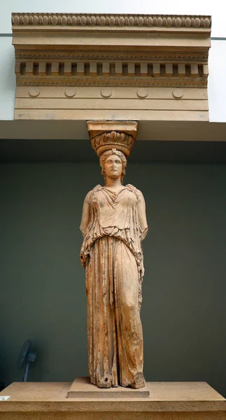 ロンドン ユニテッド キングダム 2023 エレヒオンのカリアテッド カラチッドは コラムや柱の場所を取る建築支援として役立つ彫刻された女性像です — ストック写真