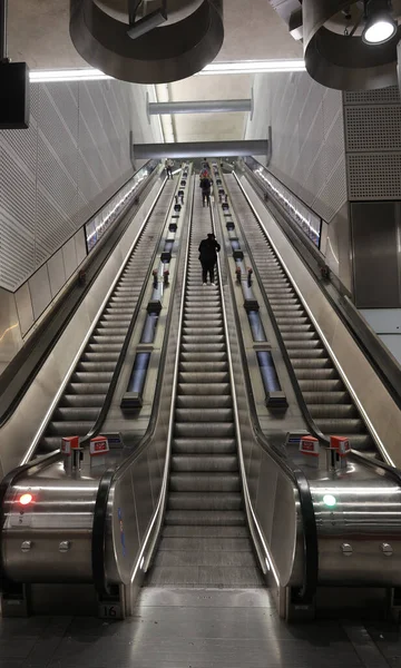 地铁站的自动梯 — 图库照片