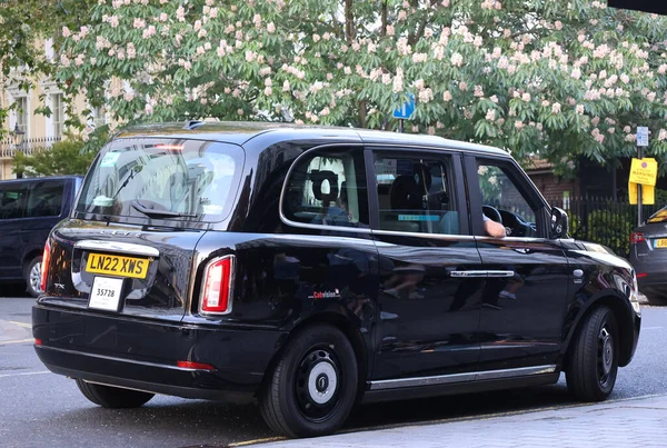 London United Kingdom 2023 Typowa Czarna Taksówka Londyńska Ulicach Miasta — Zdjęcie stockowe