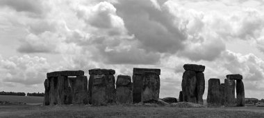 Stonehenge, Wiltshire 'daki Salisbury Ovası' nda bulunan tarih öncesi bir anıttır. Dikey sarsen ayakta duran taşlardan oluşan bir dış halkadan oluşur. İçinde küçük mavi taşlardan bir halka var..          