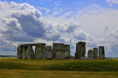 Stonehenge, Wiltshire 'daki Salisbury Ovası' nda bulunan tarih öncesi bir anıttır. Dikey sarsen ayakta duran taşlardan oluşan bir dış halkadan oluşur. İçinde küçük mavi taşlardan bir halka var..          
