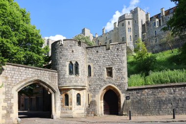 WINDSOR UNITED KINGDOM 06 19 2023: Windsor Castle, İngiltere 'nin Berkshire eyaletinin Windsor şehrinde bir kraliyet ikametgahıdır. İngiliz kraliyet ailesi ve diğer İngiliz kraliyet ailesi ile güçlü bir şekilde ilişkilidir. 