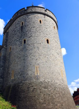 WINDSOR UNITED KINGDOM 06 19 2023: Windsor Castle, İngiltere 'nin Berkshire eyaletinin Windsor şehrinde bir kraliyet ikametgahıdır. İngiliz kraliyet ailesi ve diğer İngiliz kraliyet ailesi ile güçlü bir şekilde ilişkilidir. 