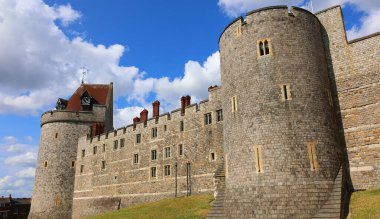 WINDSOR UNITED KINGDOM 06 19 2023: Windsor Castle, İngiltere 'nin Berkshire eyaletinin Windsor şehrinde bir kraliyet ikametgahıdır. İngiliz kraliyet ailesi ve diğer İngiliz kraliyet ailesi ile güçlü bir şekilde ilişkilidir. 