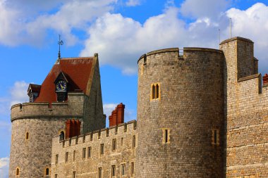 WINDSOR UNITED KINGDOM 06 19 2023: Windsor Castle, İngiltere 'nin Berkshire eyaletinin Windsor şehrinde bir kraliyet ikametgahıdır. İngiliz kraliyet ailesi ve diğer İngiliz kraliyet ailesi ile güçlü bir şekilde ilişkilidir. 