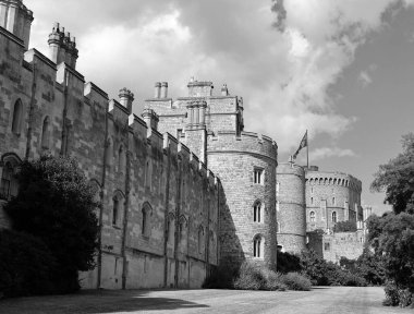 WINDSOR UNITED KINGDOM 06 19 2023: Windsor Castle, İngiltere 'nin Berkshire eyaletinin Windsor şehrinde bir kraliyet ikametgahıdır. İngiliz kraliyet ailesi ve diğer İngiliz kraliyet ailesi ile güçlü bir şekilde ilişkilidir. 