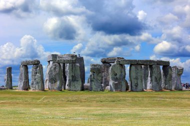 Stonehenge, Wiltshire 'daki Salisbury Ovası' nda bulunan tarih öncesi bir anıttır. Dikey sarsen ayakta duran taşlardan oluşan bir dış halkadan oluşur. İçinde küçük mavi taşlardan bir halka var..          
