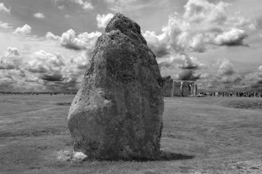 Stonehenge, Wiltshire 'daki Salisbury Ovası' nda bulunan tarih öncesi bir anıttır. Dikey sarsen ayakta duran taşlardan oluşan bir dış halkadan oluşur. İçinde küçük mavi taşlardan bir halka var..          