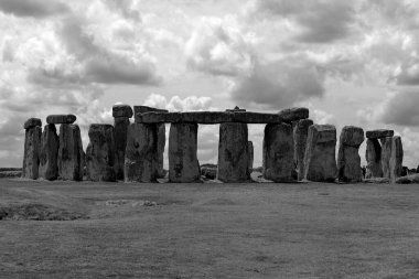 Stonehenge, Wiltshire 'daki Salisbury Ovası' nda bulunan tarih öncesi bir anıttır. Dikey sarsen ayakta duran taşlardan oluşan bir dış halkadan oluşur. İçinde küçük mavi taşlardan bir halka var..          