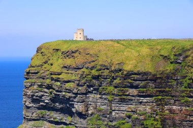 IRLAND BURAN REPUBLIC 05 28 2023: O 'Brien' s Tower, İngiliz turistler için gözlem noktası olarak yerel ev sahibi ve milletvekili Sir Cornelius OBrien tarafından 1835 yılında uçurumlara inşa edilmiştir.