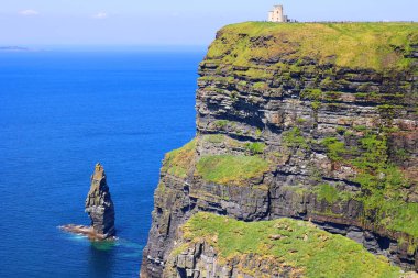 IRLAND BURAN REPUBLIC 05 28 2023: O 'Brien' s Tower, İngiliz turistler için gözlem noktası olarak yerel ev sahibi ve milletvekili Sir Cornelius OBrien tarafından 1835 yılında uçurumlara inşa edilmiştir.