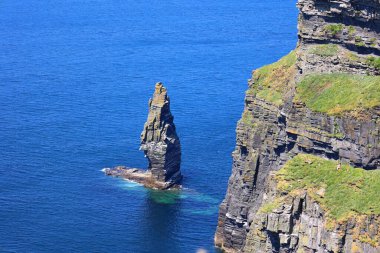 Moher Kayalıkları, İrlanda 'nın Clare ilçesinin Burren bölgesinin güneybatısında yer alan kayalıklardır..      