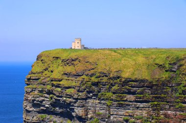 IRLAND BURAN REPUBLIC 05 28 2023: O 'Brien' s Tower, İngiliz turistler için gözlem noktası olarak yerel ev sahibi ve milletvekili Sir Cornelius OBrien tarafından 1835 yılında uçurumlara inşa edilmiştir.