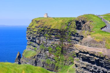 IRLAND BURAN REPUBLIC 05 28 2023: O 'Brien' s Tower, İngiliz turistler için gözlem noktası olarak yerel ev sahibi ve milletvekili Sir Cornelius OBrien tarafından 1835 yılında uçurumlara inşa edilmiştir.