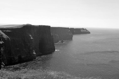 Moher Kayalıkları, İrlanda 'nın Clare ilçesinin Burren bölgesinin güneybatısında yer alan kayalıklardır..      
