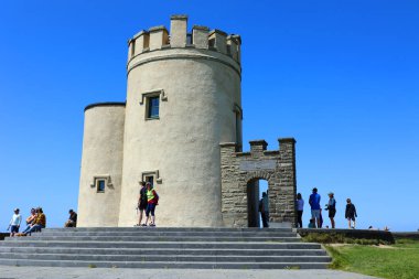 IRLAND BURAN REPUBLIC 05 28 2023: O 'Brien' s Tower, İngiliz turistler için gözlem noktası olarak yerel ev sahibi ve milletvekili Sir Cornelius OBrien tarafından 1835 yılında uçurumlara inşa edilmiştir.