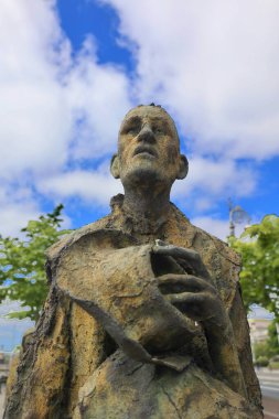 DUBLIN, İRELAND REPUBLIC 05 28 2023: Kıtlık Anıtı, Büyük Kıtlık (1845-1849) anısına Gümrük Binası Quay 'da duruyor.