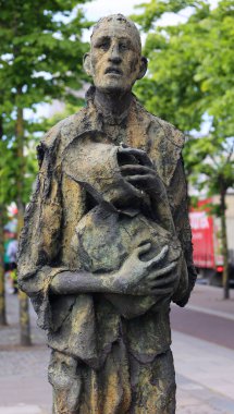 DUBLIN, İRELAND REPUBLIC 05 28 2023: Kıtlık Anıtı, Büyük Kıtlık (1845-1849) anısına Gümrük Binası Quay 'da duruyor.