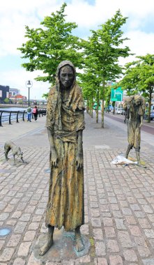 DUBLIN, İRELAND REPUBLIC 05 28 2023: Kıtlık Anıtı, Büyük Kıtlık (1845-1849) anısına Gümrük Binası Quay 'da duruyor.