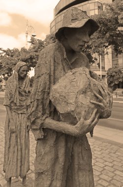 DUBLIN, İRELAND REPUBLIC 05 28 2023: Kıtlık Anıtı, Büyük Kıtlık (1845-1849) anısına Gümrük Binası Quay 'da duruyor.