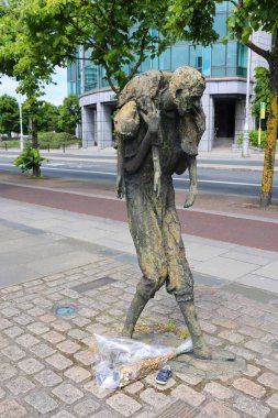 DUBLIN, İRELAND REPUBLIC 05 28 2023: Kıtlık Anıtı, Büyük Kıtlık (1845-1849) anısına Gümrük Binası Quay 'da duruyor.