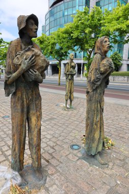 DUBLIN, İRELAND REPUBLIC 05 28 2023: Kıtlık Anıtı, Büyük Kıtlık (1845-1849) anısına Gümrük Binası Quay 'da duruyor.