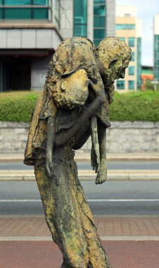 DUBLIN, İRELAND REPUBLIC 05 28 2023: Kıtlık Anıtı, Büyük Kıtlık (1845-1849) anısına Gümrük Binası Quay 'da duruyor.