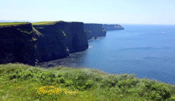 莫赫悬崖 Cliffs Moher 是位于爱尔兰克莱尔县伯伦地区西南边缘的海崖 — 图库照片