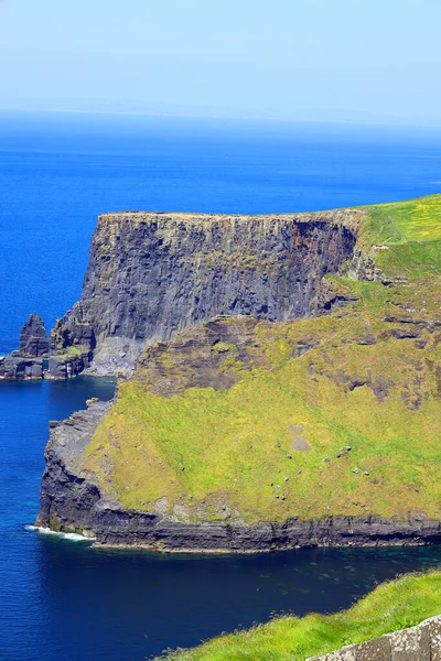莫赫悬崖 Cliffs Moher 是位于爱尔兰克莱尔县伯伦地区西南边缘的海崖 — 图库照片