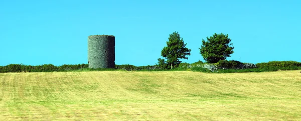 Prachtig Uitzicht Oude Toren Groen Gras Met Een Blauwe Lucht — Stockfoto