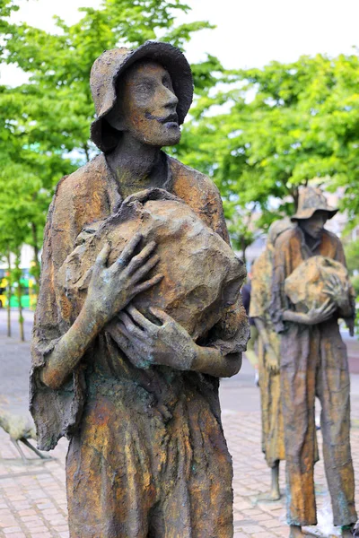 アイルランド共和国デュブリン05 2023年 飢饉記念碑は税関ハウスキーに立っており 死を通して国の人口の半分を見た大飢饉 1845 1849 を記念しています — ストック写真