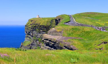 IRLAND BURAN REPUBLIC 05 28 2023: O 'Brien' s Tower, İngiliz turistler için gözlem noktası olarak yerel ev sahibi ve milletvekili Sir Cornelius OBrien tarafından 1835 yılında uçurumlara inşa edilmiştir.
