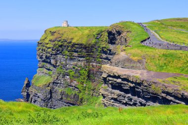 IRLAND BURAN REPUBLIC 05 28 2023: O 'Brien' s Tower, İngiliz turistler için gözlem noktası olarak yerel ev sahibi ve milletvekili Sir Cornelius OBrien tarafından 1835 yılında uçurumlara inşa edilmiştir.