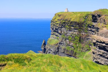 IRLAND BURAN REPUBLIC 05 28 2023: O 'Brien' s Tower, İngiliz turistler için gözlem noktası olarak yerel ev sahibi ve milletvekili Sir Cornelius OBrien tarafından 1835 yılında uçurumlara inşa edilmiştir.