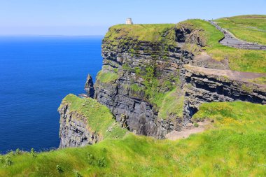 IRLAND BURAN REPUBLIC 05 28 2023: O 'Brien' s Tower, İngiliz turistler için gözlem noktası olarak yerel ev sahibi ve milletvekili Sir Cornelius OBrien tarafından 1835 yılında uçurumlara inşa edilmiştir.