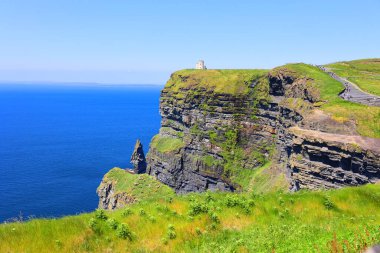 IRLAND BURAN REPUBLIC 05 28 2023: O 'Brien' s Tower, İngiliz turistler için gözlem noktası olarak yerel ev sahibi ve milletvekili Sir Cornelius OBrien tarafından 1835 yılında uçurumlara inşa edilmiştir.