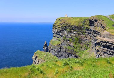 IRLAND BURAN REPUBLIC 05 28 2023: O 'Brien' s Tower, İngiliz turistler için gözlem noktası olarak yerel ev sahibi ve milletvekili Sir Cornelius OBrien tarafından 1835 yılında uçurumlara inşa edilmiştir.