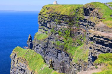 IRLAND BURAN REPUBLIC 05 28 2023: O 'Brien' s Tower, İngiliz turistler için gözlem noktası olarak yerel ev sahibi ve milletvekili Sir Cornelius OBrien tarafından 1835 yılında uçurumlara inşa edilmiştir.