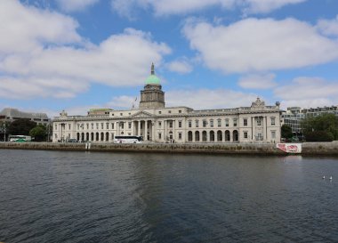 DUBLIN İRELAND REUBLIC 05 28 2023: The Custom House, İrlanda 'nın Dublin şehrinde bulunan ve Konut, Yerel Yönetim ve Miras Dairesi' ne ev sahipliği yapan neoklasik bir 18. yüzyıl binasıdır.. 