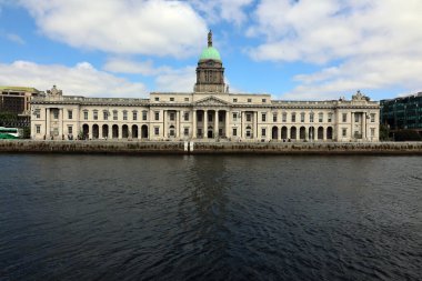 DUBLIN İRELAND REUBLIC 05 28 2023: The Custom House, İrlanda 'nın Dublin şehrinde bulunan ve Konut, Yerel Yönetim ve Miras Dairesi' ne ev sahipliği yapan neoklasik bir 18. yüzyıl binasıdır.. 