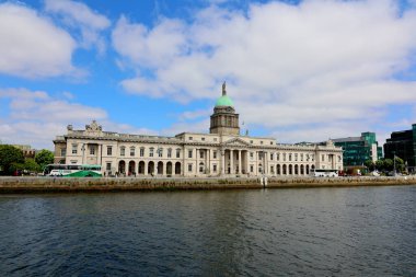 DUBLIN İRELAND REUBLIC 05 28 2023: The Custom House, İrlanda 'nın Dublin şehrinde bulunan ve Konut, Yerel Yönetim ve Miras Dairesi' ne ev sahipliği yapan neoklasik bir 18. yüzyıl binasıdır.. 