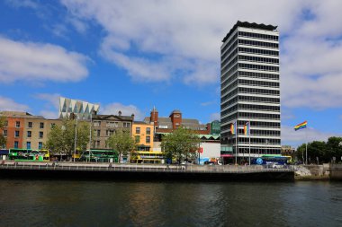 İRELAND DUBLIN REPUBLIC 05 28 2023: Dublin İrlanda 'nın başkenti ve en büyük şehridir. Liffey Nehri 'nin ağzındaki bir körfezde, Leinster ilinde.  