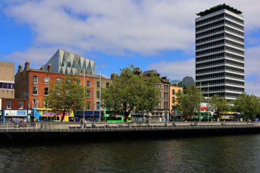 İRELAND DUBLIN REPUBLIC 05 28 2023: Dublin İrlanda 'nın başkenti ve en büyük şehridir. Liffey Nehri 'nin ağzındaki bir körfezde, Leinster ilinde.  