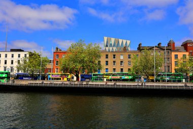 İRELAND DUBLIN REPUBLIC 05 28 2023: Dublin İrlanda 'nın başkenti ve en büyük şehridir. Liffey Nehri 'nin ağzındaki bir körfezde, Leinster ilinde.  