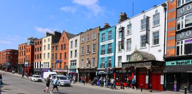 DUBLIN, İRELYA REKLİĞİ - 05 28 2023: Dublin 'deki güzel mimari ve sokak manzarası